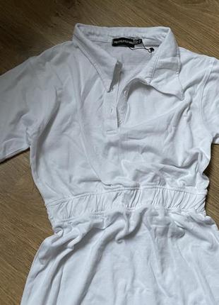 Белая футболка платье с воротником-поло с коротким рукавом prettylittlething размер 389 фото