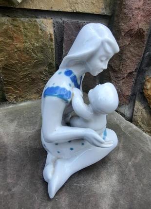 Фарфоровая статуэтка счастливое детство времен срср.
