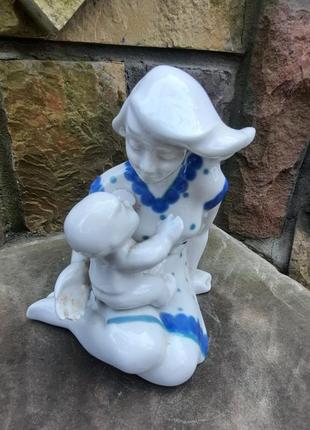 Фарфоровая статуэтка счастливое детство времен срср.