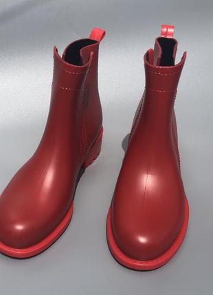 Суперэффектные красные резиновые ботинки2 фото