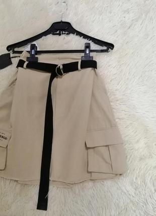 Джинсовая юбка с накладными карманами карго без пояса3 фото