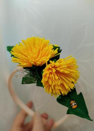 Эффектный яркий обруч к образу одуванчик, два цветочка и бутон, с пчелкой, ободок одуванчика, желтый цветок