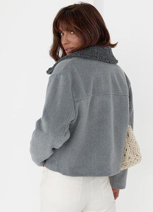 Стильное короткое женское пальто из кашемира молочного или серого цвета.3 фото