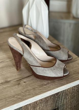 Кожаные босоножки
