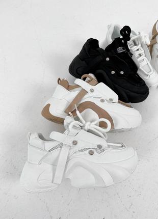 Трендовые кроссовки на высокой массивной подошве белые с бежевыми вставками черные