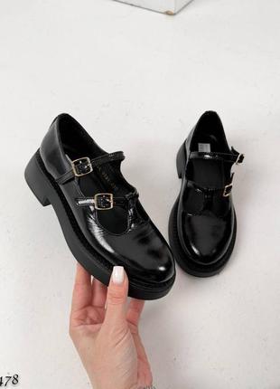 Красивые туфли лоферы на низком ходу с ремешками черные кожаные и лакированные1 фото