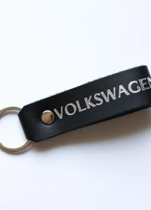 Брелок-петля с надписью "volkswagen" черный с посеребрением.