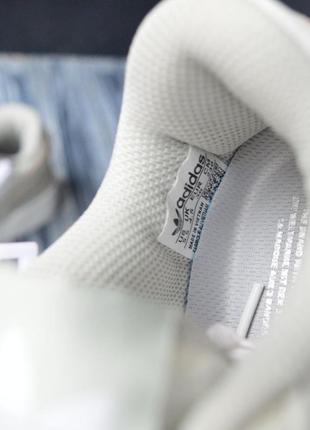 Женские кроссовки белые с серым в стиле adidas6 фото
