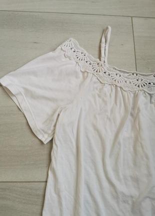 Красивая футболка-блуза с кружевом и открытыми плечами4 фото