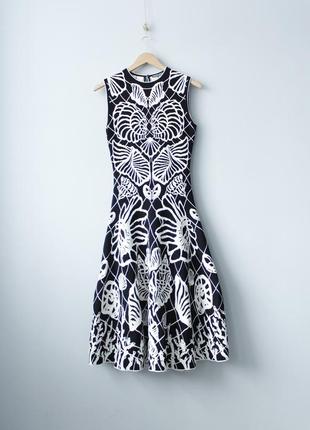 $1500 alexander mcqueen spine jacquard dress платье жаккардовое черно белое меди gucci prada burberry balmain fendi prada givenchy без рукавов платье