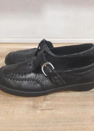 Сандалі, туфлі шкіряні