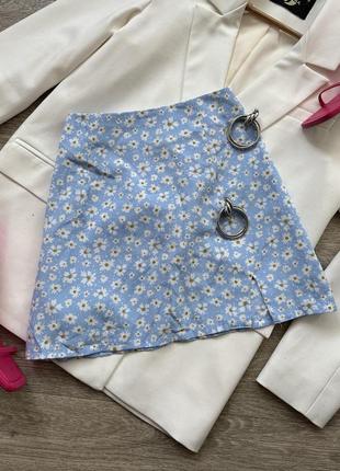 Голубая короткая юбка с распоркой разрезом в ромашки shein 34/xs