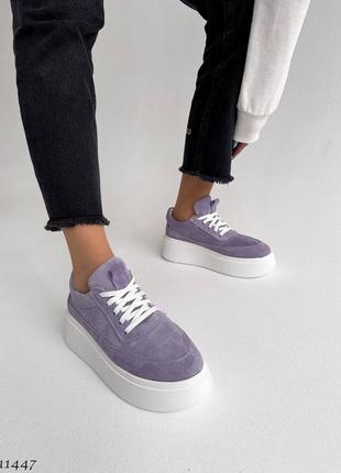 Лавандовые фиолетовые натуральные замшевые кроссовки кеды на белой высокой повышенной подошве платформе фиолет лиловые замш6 фото