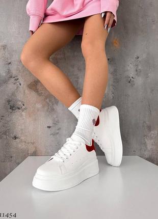 Білі шкіряні кросівки кеди кєди на високій підвищеній підошві платформі з червоною замшевою пʼятою6 фото