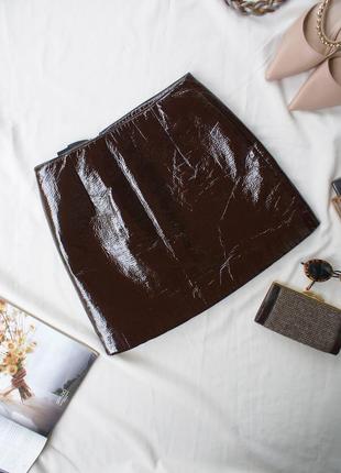 Брендовая лакированная юбка в шоколадном оттенке спереди молния10 фото