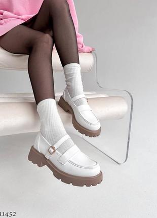 Белые кожаные туфли лоферы на бежевой толстой подошве с ремешком3 фото