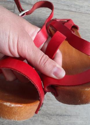 Кожание красные босоножки на толстом каблуке4 фото