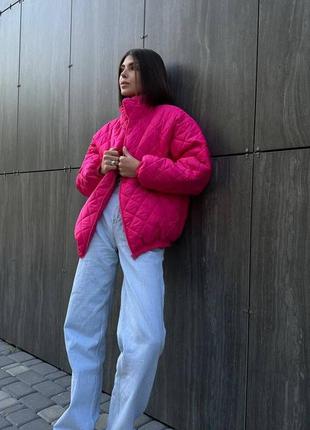 Жіноча яскрава стильна оверсайз крою стьогана куртка осінь-зима утеплена силіконом на підкладці3 фото