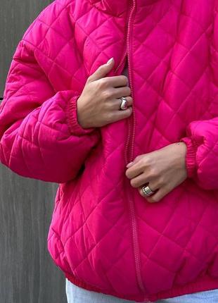 Жіноча яскрава стильна оверсайз крою стьогана куртка осінь-зима утеплена силіконом на підкладці10 фото