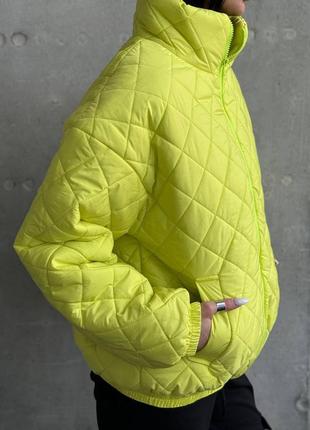 Женская яркая стильная оверсайз кроя стеганая куртка осень-зима утепленная силиконом на подкладке2 фото