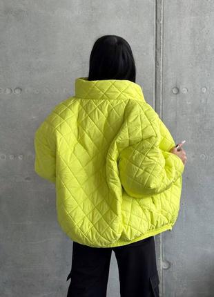 Женская яркая стильная оверсайз кроя стеганая куртка осень-зима утепленная силиконом на подкладке3 фото