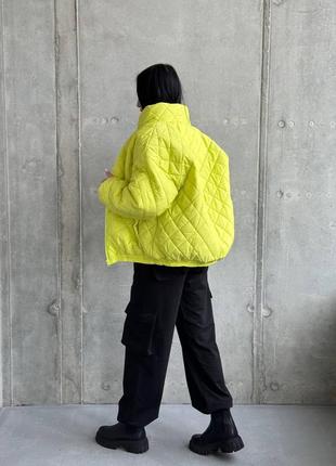 Женская яркая стильная оверсайз кроя стеганая куртка осень-зима утепленная силиконом на подкладке6 фото
