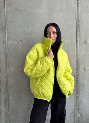 Женская яркая стильная оверсайз кроя стеганая куртка осень-зима утепленная силиконом на подкладке4 фото