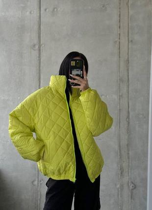 Женская яркая стильная оверсайз кроя стеганая куртка осень-зима утепленная силиконом на подкладке