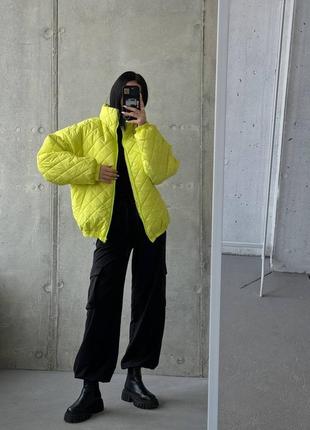 Женская яркая стильная оверсайз кроя стеганая куртка осень-зима утепленная силиконом на подкладке8 фото