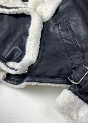 Черная куртка дубленка с белым мехом3 фото