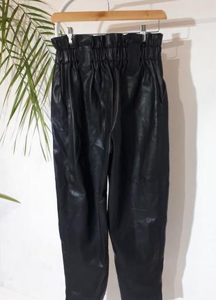 Черные брюки из эко-кожи/брюки river island/кожаные брюки на высокой посадке6 фото