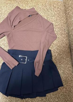 Топ з вирізом