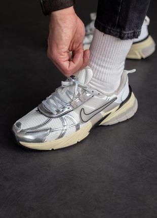 Женские кроссовки найк nike v2k runtekk «summit white metallic silver»10 фото