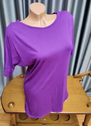 Яскрава футболка