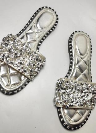 Шлепанцы женские серебристого цвета с камнями от бренда italy 37/383 фото