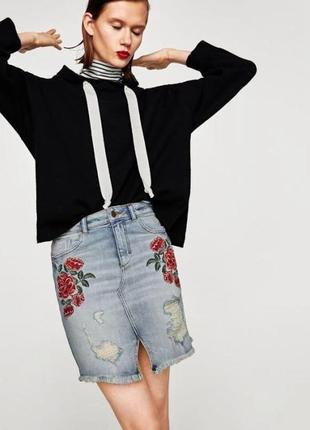 Актуальна джинсова міні-спідниця з вишивкою і потертостями