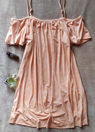 Персиковое платье трапеция с оголенными плечами