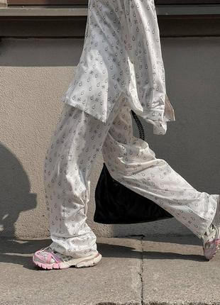 Костюм женский белый с принтом оверсайз рубашка на пуговицах брюки свободного кроя на высокой посадке качественный стильный6 фото