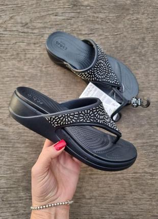 Шлепанцы на танкетке crocs