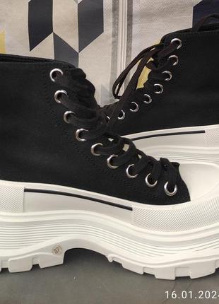 Ботинки alexander mcqueen tread slick, черные с белым . код товара 611706. 37,5 размер3 фото