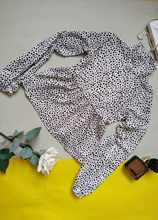 Блуза з комірцем під горло