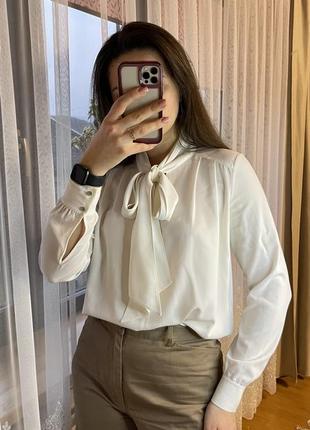 Шовкова блуза/сорочка молочного кольору з бантом2 фото
