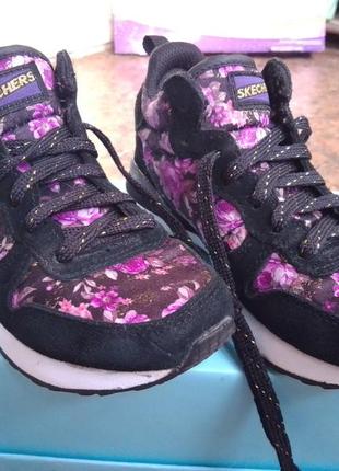Skechers кросівки шкіра+ текстиль. чорні із фіолетовими квітками та золотим напиленням.