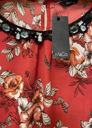 Очень красивая и стильная брендовая блузка в цветах и бабочках.3 фото
