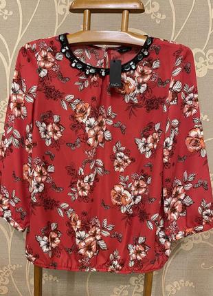 Очень красивая и стильная брендовая блузка в цветах и бабочках.6 фото