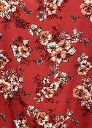 Очень красивая и стильная брендовая блузка в цветах и бабочках.8 фото
