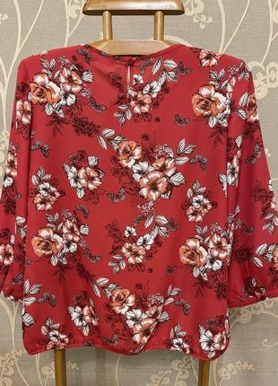 Очень красивая и стильная брендовая блузка в цветах и бабочках.2 фото