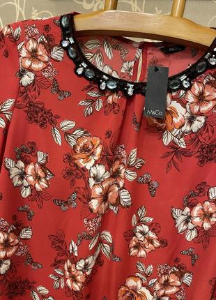 Очень красивая и стильная брендовая блузка в цветах и бабочках.4 фото