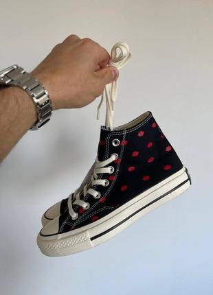 Стильные женские высокие кеды кастомные converse all star chuck 70 embroidered lips black чёрные с губками8 фото