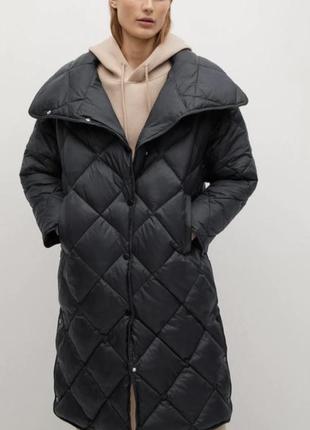 Демісезонний пуховик чорна стьобана на весну довга куртка оверсайз стьобане пальто весняне
